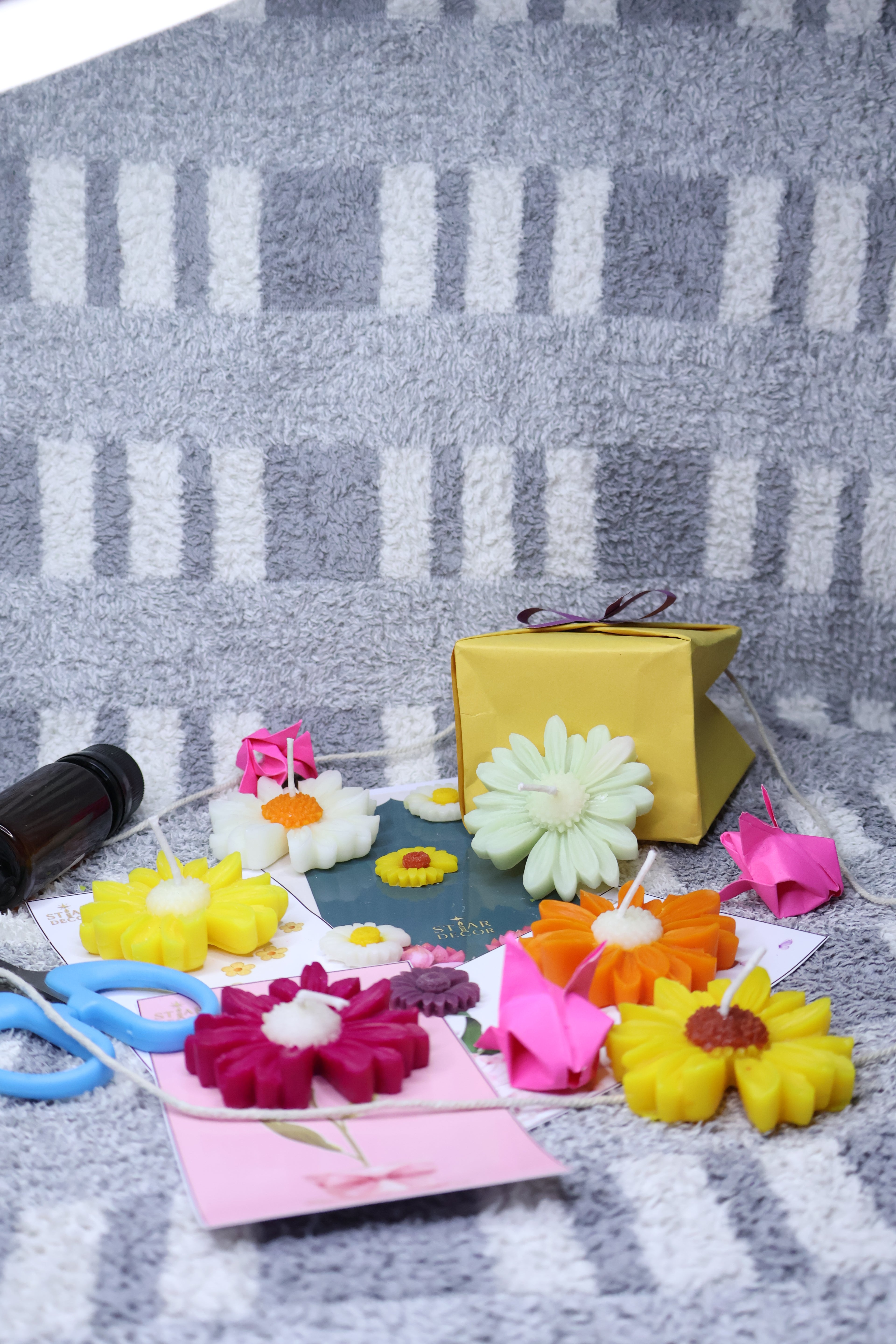 Daisy Bloom Candle Gift Set (Set of 4) – With Background Card