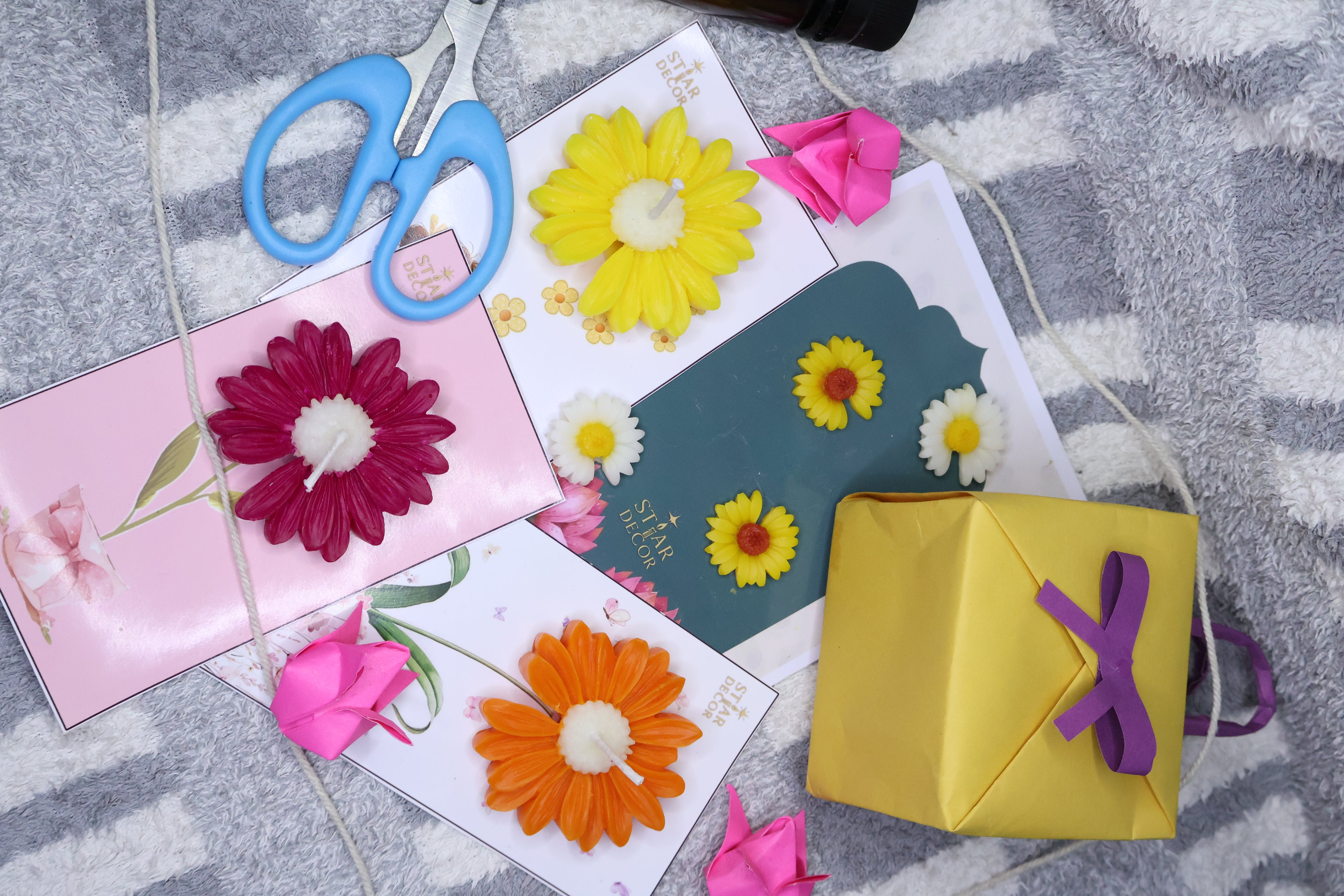 Daisy Bloom Candle Gift Set (Set of 4) – With Background Card
