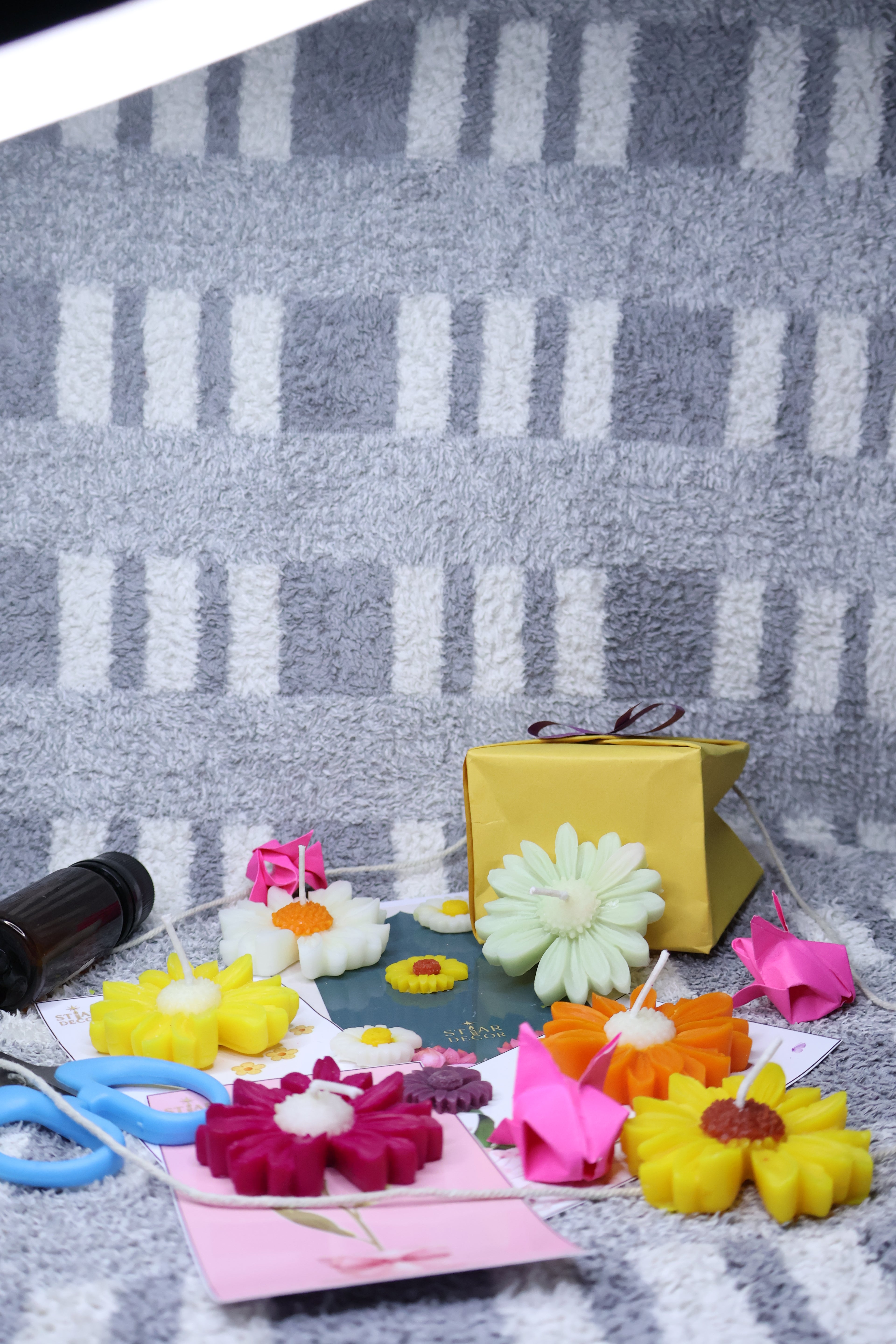 Daisy Bloom Candle Gift Set (Set of 4) – With Background Card