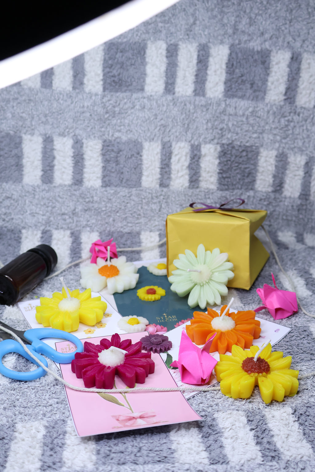 Daisy Bloom Candle Gift Set (Set of 4) – With Background Card