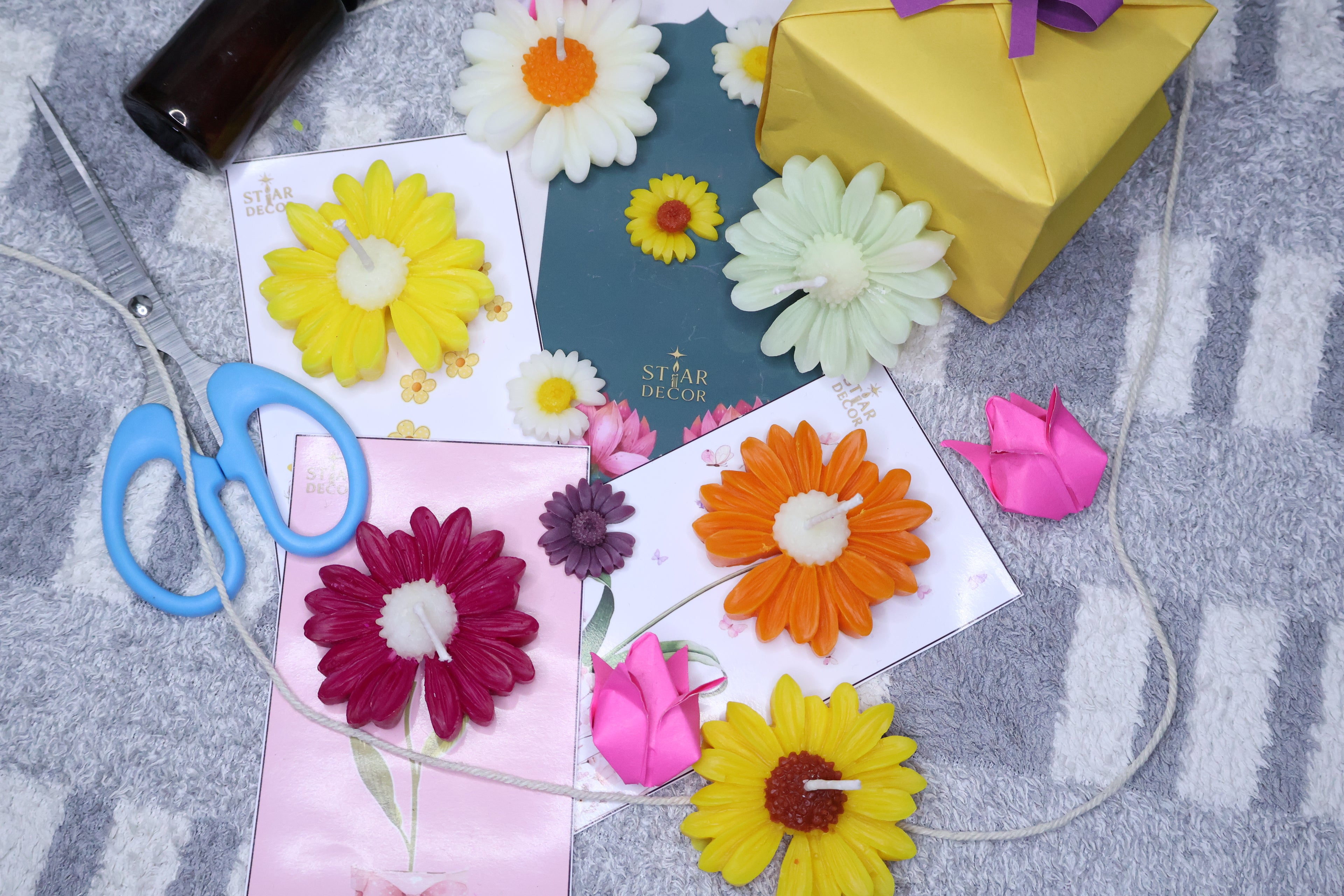 Daisy Bloom Candle Gift Set (Set of 4) – With Background Card