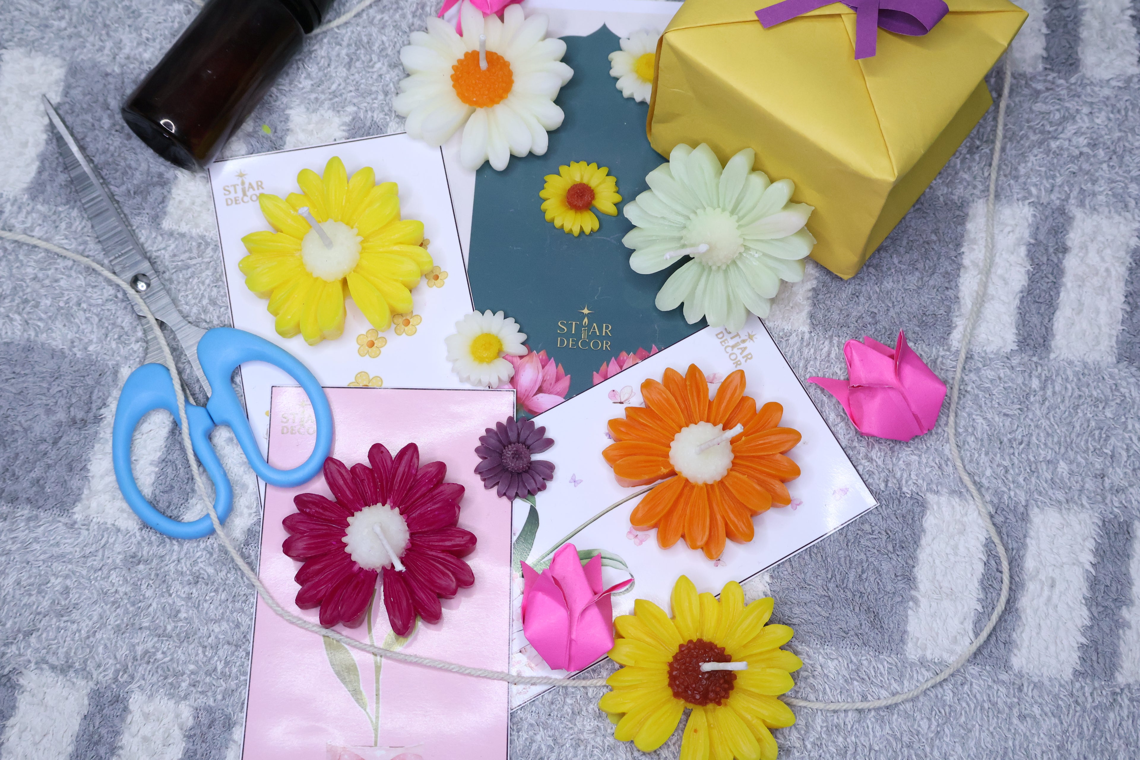 Daisy Bloom Candle Gift Set (Set of 4) – With Background Card